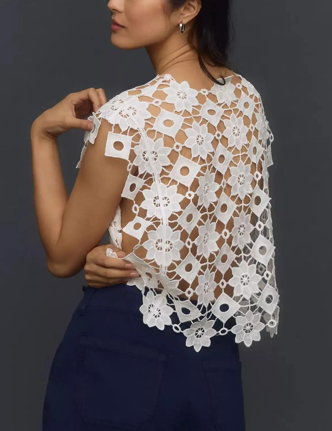 Wyeysyt Women's Hollow Out Floral Lace Vest Sleeveless Crewneck Crochet Cover Up Summer Cropped Going Out Tops